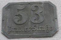 Altes Hausnummernschild Pradler Straße 53 mit niedrigem Kontrast und schwer lesbarer Schriftart